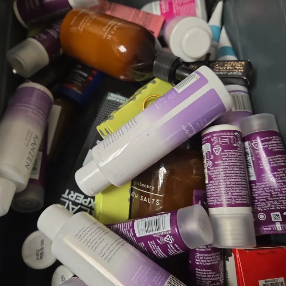 APPROXIMATELY 20 ASSORTED HEALTH & BEAUTY PRODUCTS TO INCLUDE MOUTHWASH, DR SQUATCH SOAP, THICKENING SHAMPOO ETC 