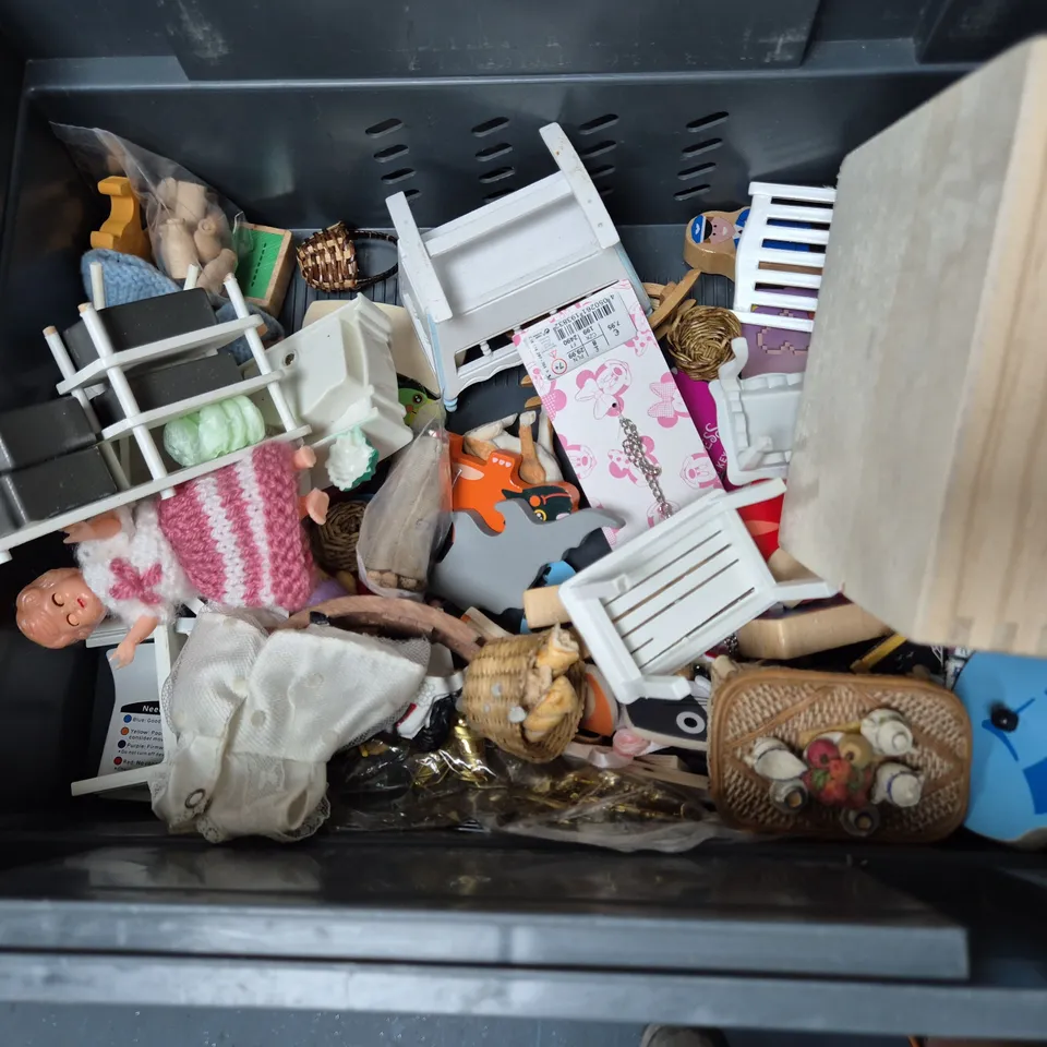 APPROXIMATELY 12 ASSORTED TOYS & GAMES TO INCLUDE WOODEN FIGURES, SCRUNCHMIEZ TOY, MINNIE MOUSE NECKLACE, ETC