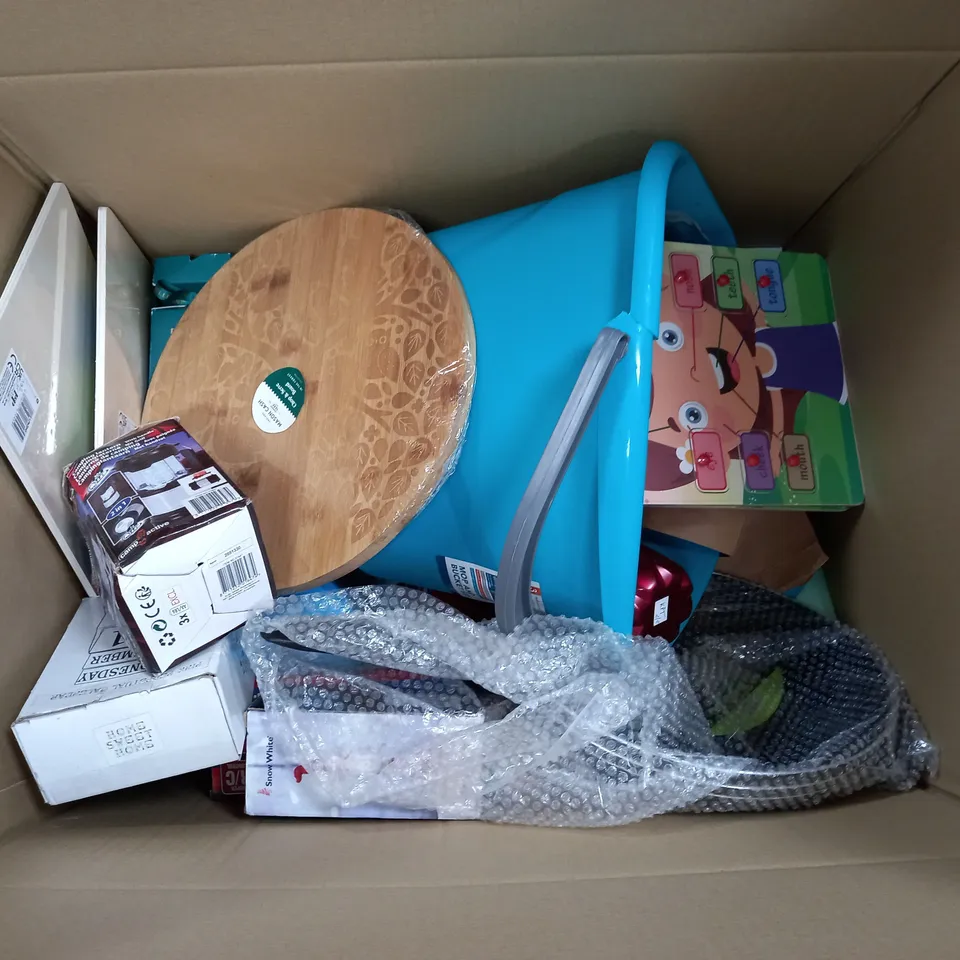 APPROXIMATELY 12 ASSORTED ITEMS TO INCLUDE TURBO BUBBLE BLASTER, TIPSY GOLD EDITION GLASSES, MOSHI MONSTERS WATCHES, ETC