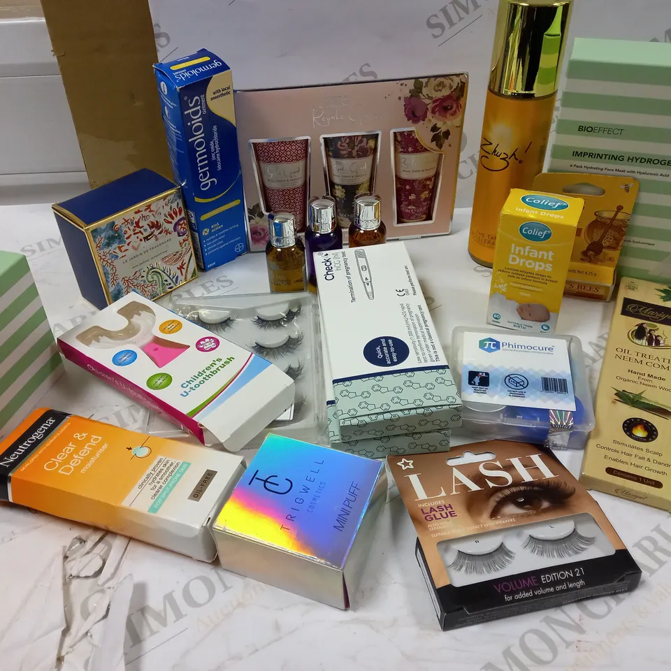 LOT OF ASSORTED HEALTH AND BEAUTY ITEMS APPROX. 30 ITEMS 