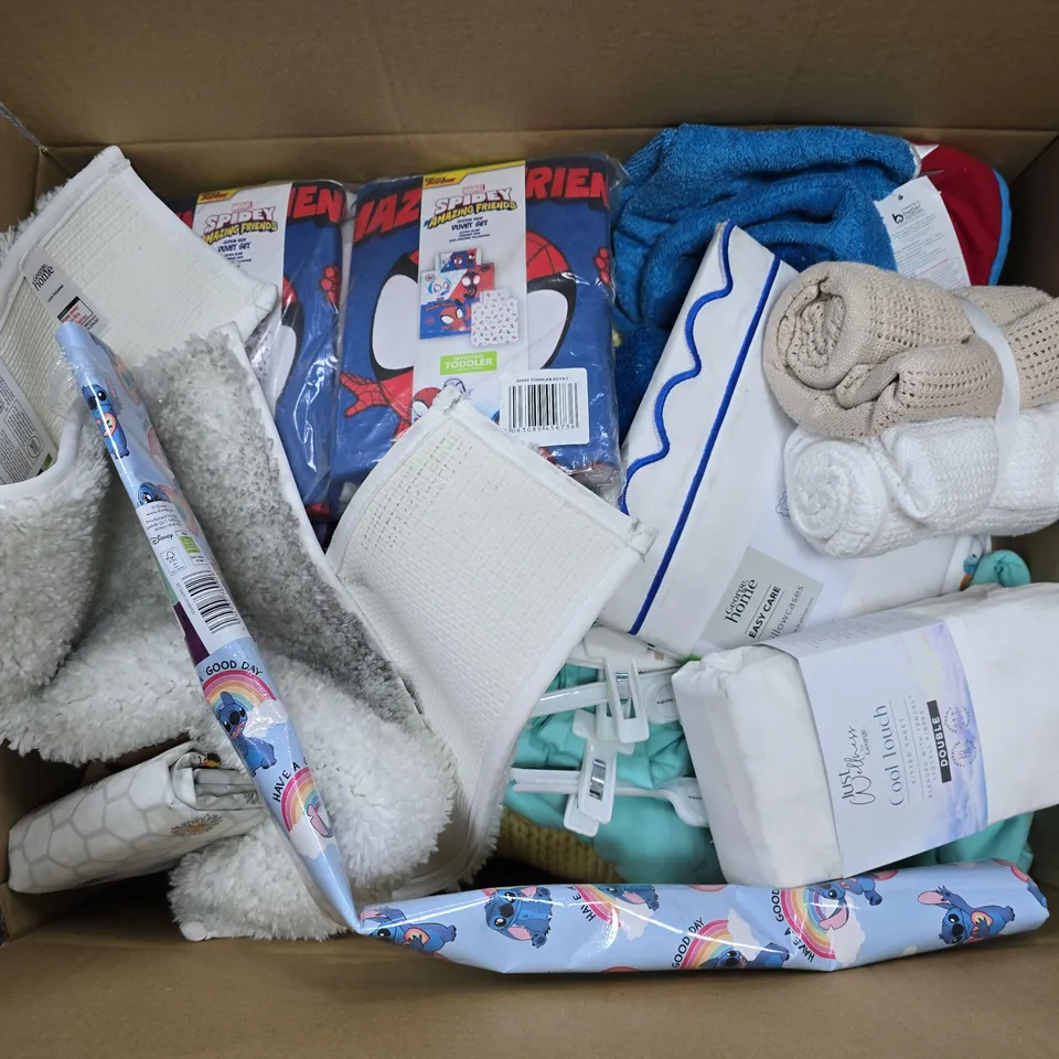 APPROXIMATELY 15 ASSORTED HOMEWARE ITEMS TO INCLUDE COOL TOUCH FITTED SHEET, SPIDEY AMAZING FRIENDS DUVET SET, BABY CLOTHES, ETC