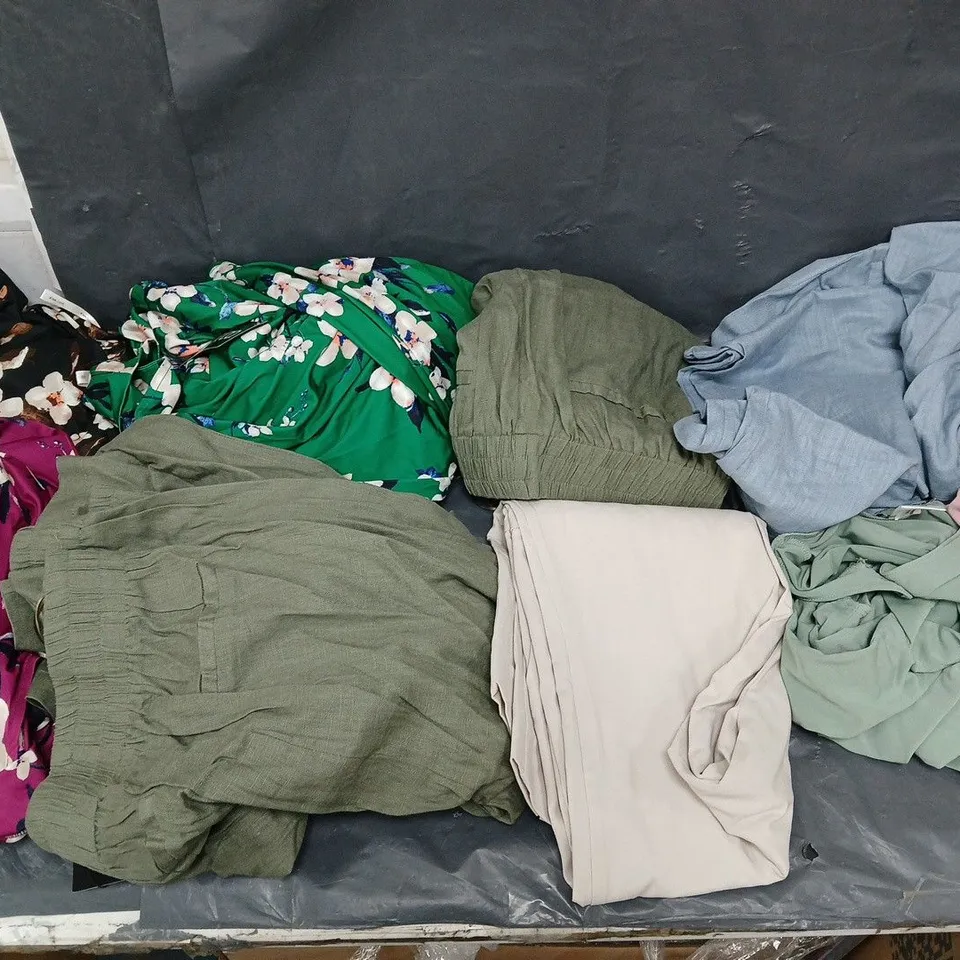 BOX OF APPROXIMATELY 12 ASSORTED CLOTHING ITEMS IN VARIOUS STYLES, COLOURS AND SIZES 