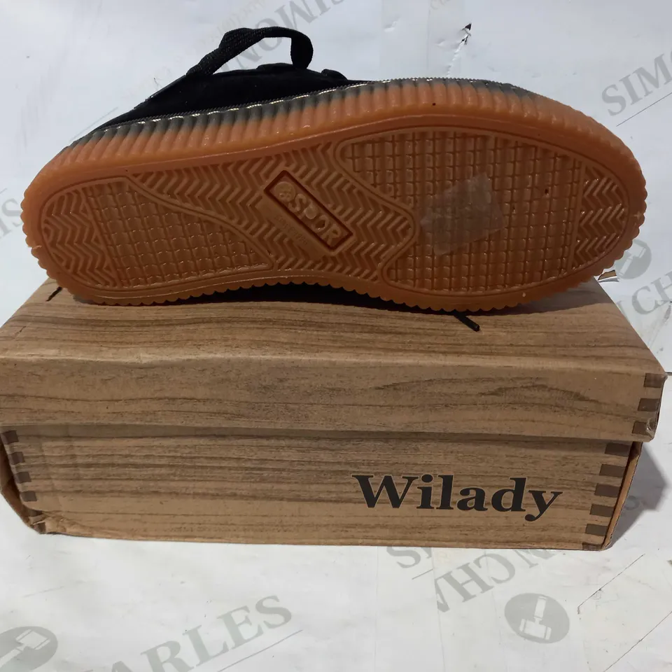 BOXED PAIR OF WILADY SHOES IN BLACK W. GLITTER EFFECT EU SIZE 38