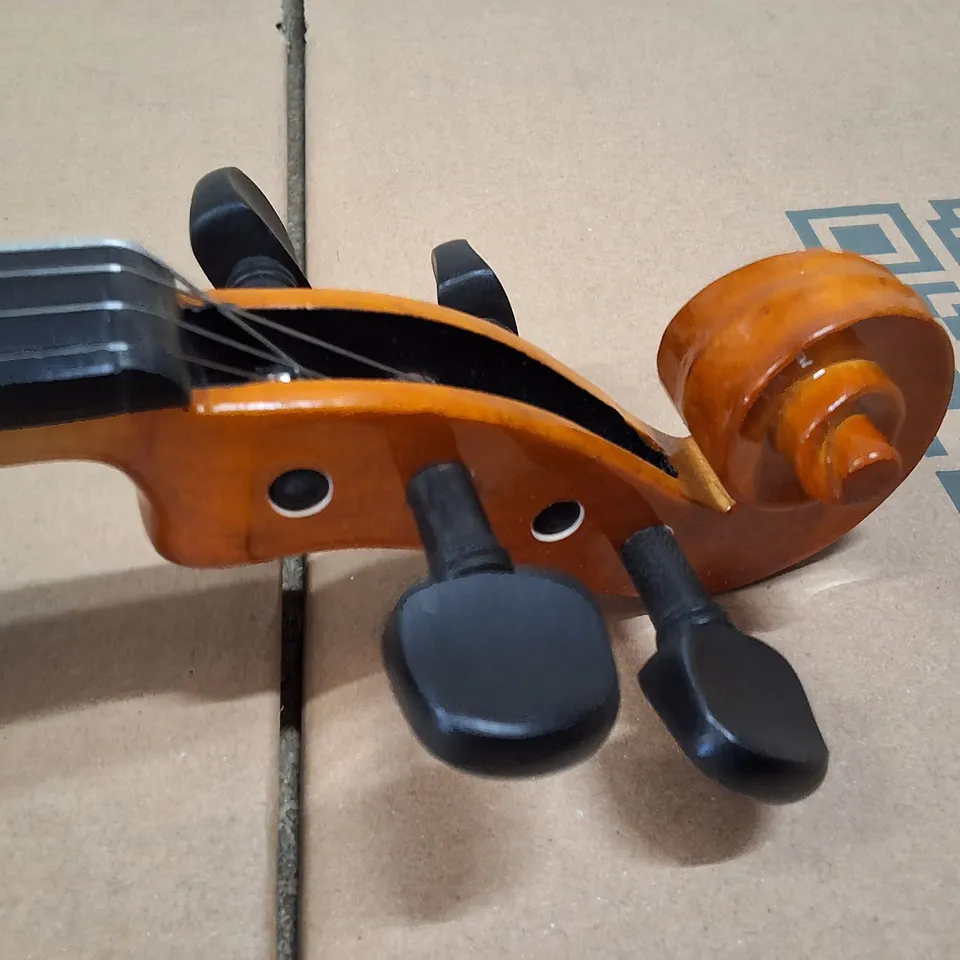 STENTOR STUDENT 3/4 VIOLIN WITH BOW IN WOODEN CASE (USED) – INCLUDES BOW AND ACCESSORIES