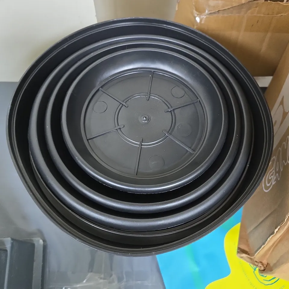 LITTLE BIG COMPOST PEAT-FREE GARDEN COMPOST (PINK BOX) WITH BLACK CIRCULAR PLANT POT BASES