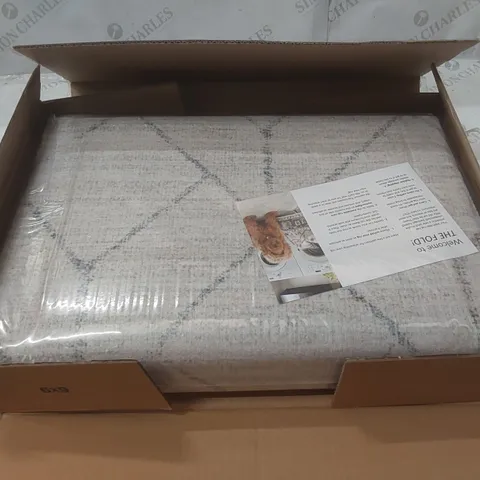 BOXED BLATT MACHINE WOMEN / POWER LOOMED LIGHT GREY RUG