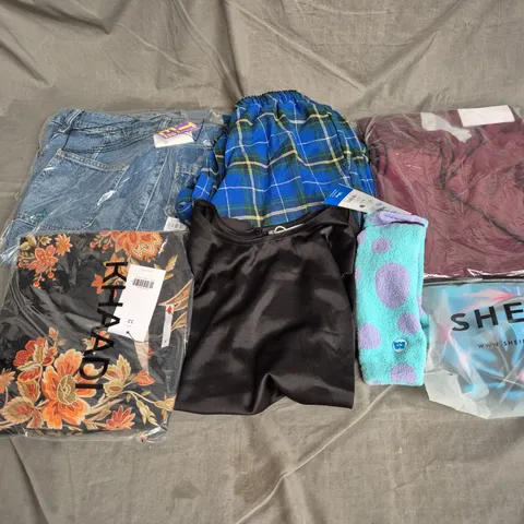 APPROXIMATELY 20 ASSORTED CLOTHING ITEMS IN VARIOUS SIZES AND STYLES TO INCLUDE - JEANS, TOPS, SWIMWEAR, ETC
