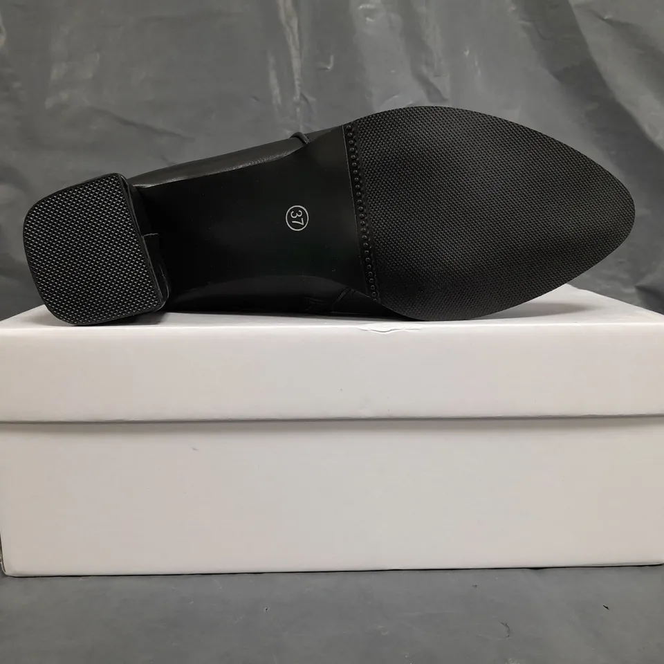 BOXED PAIR OF UBRANDED LOW BLOCK HEEL SIDE-ZIP SHOES IN BLACK SIZE EU 37