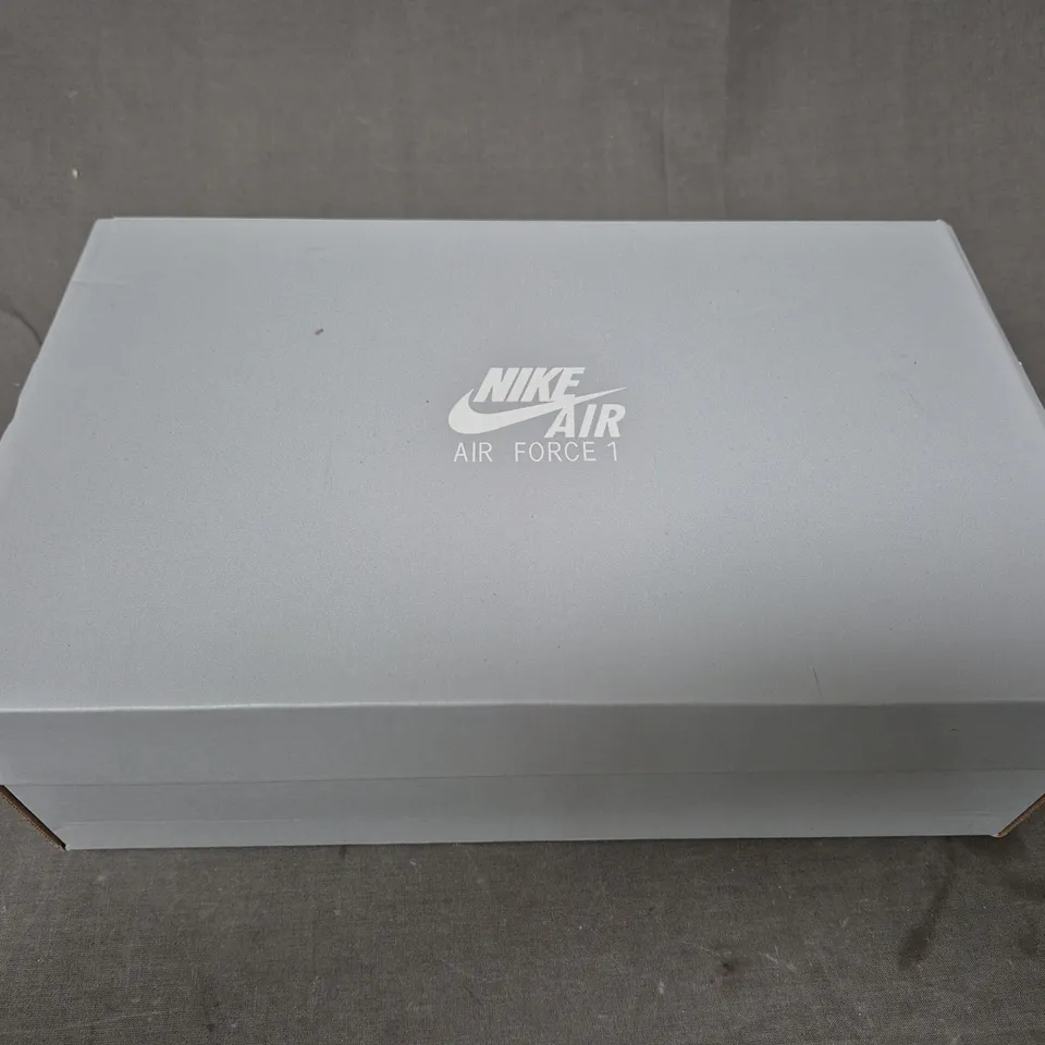 BRAND NEW BOXED PAIR OF NIKE WOMEN'S AIR FORCE 1 '07 ESS SHOES IN WHITE/METALLIC SILVER UK SIZE 6