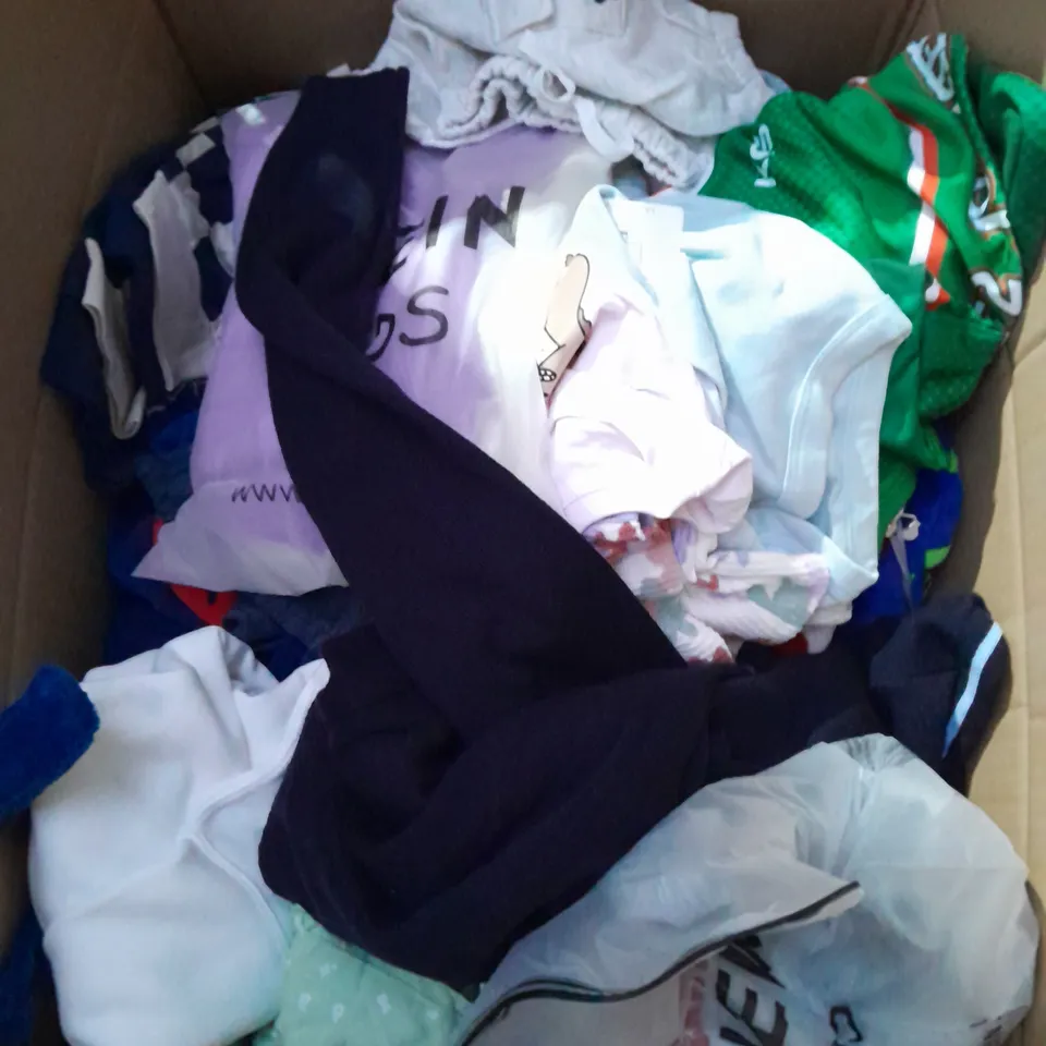 BOX OF APPROXIMATELY 35 ASSORTED KIDS CLOTHING ITEMS TO INCUDE - TOPS, GILET, COSTUME, ETC