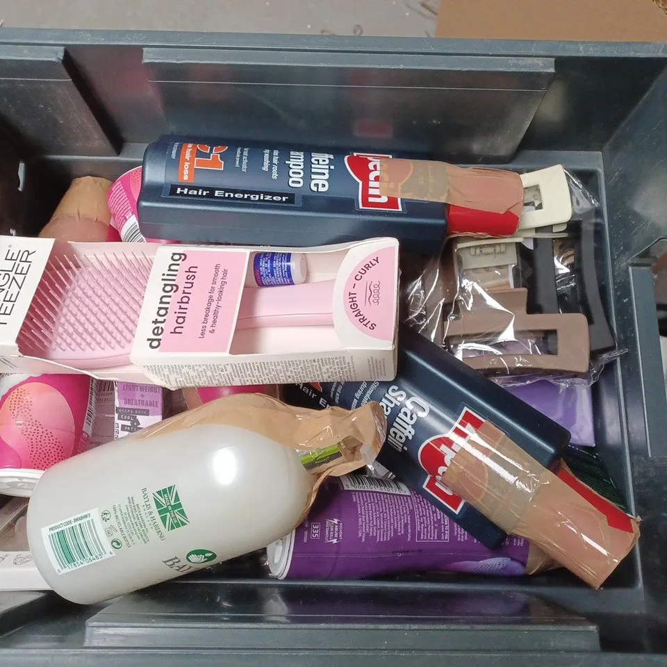 APPROXIMATELY 15 ASSORTED COSMETIC PRODUCTS TO INCLUDE BEAUTY WORKS MIRACLE SPRAY, T/GEL SENSITIVE SCALP SHAMPOO, AND WILD DEODORANT