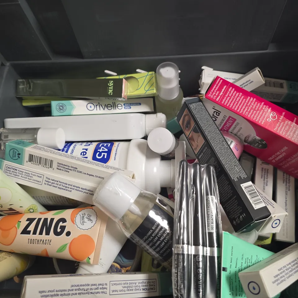APPROXIMATELY 15 ASSORTED HEALTH & BEAUTY PRODUCTS TO INCLUDE ZARA BODY MIST, NIZORAL ANTI-DANDRUFF SHAMPOO, NYX EYE LIQUID LINER, ETC - COLLECTION ONLY