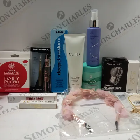 BOX OF APPROX 10 ASSORTED BEAUTY PRODUCTS TO INCLUDE MEDIK8 PORE REFINING GEL, GIVE ME LEAVE-IN CONDITIONER, BENEFIT HUBBA BROW ENHANCING SERUM, ETC