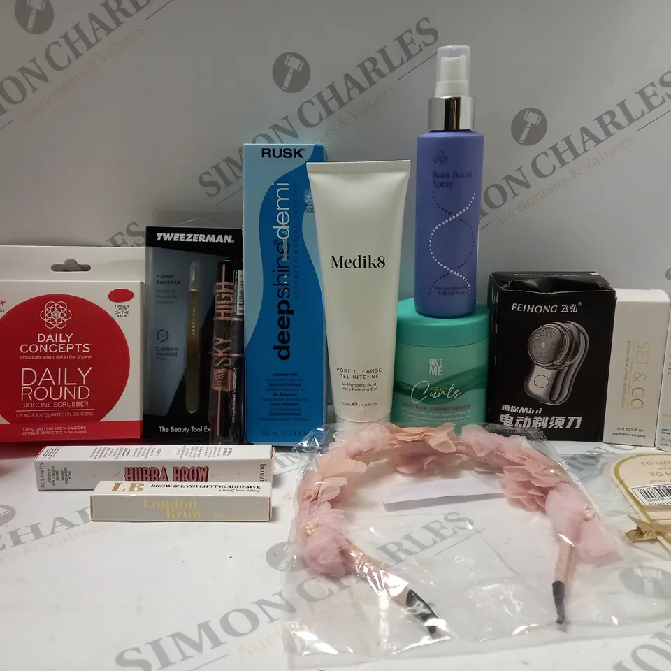 BOX OF APPROX 10 ASSORTED BEAUTY PRODUCTS TO INCLUDE MEDIK8 PORE REFINING GEL, GIVE ME LEAVE-IN CONDITIONER, BENEFIT HUBBA BROW ENHANCING SERUM, ETC 