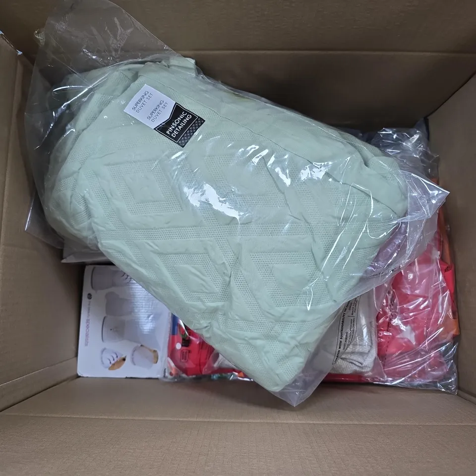 APPROXIMATELY 8 ASSORTED ITEMS TO INCLUDE FACIAL SAUNA, MAKEUP MIRROR, SUPERKING DUVET SET, ETC - COLLECTION ONLY