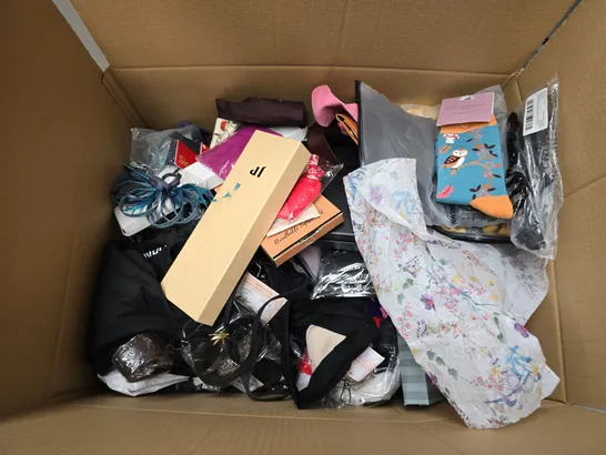 Lot 1052: APPROXIMATELY 25 ASSORTED CLOTHING AND FASHION PRODUCTS IN ...