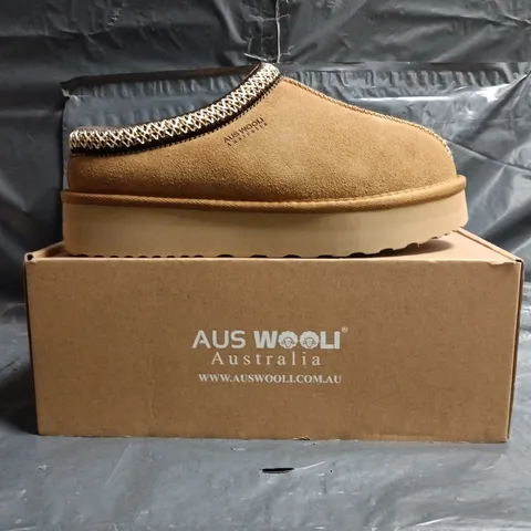 BOXED PAIR OF AUS WOOLI MENTONE SHOES IN CHESTNUT SIZE UK 5