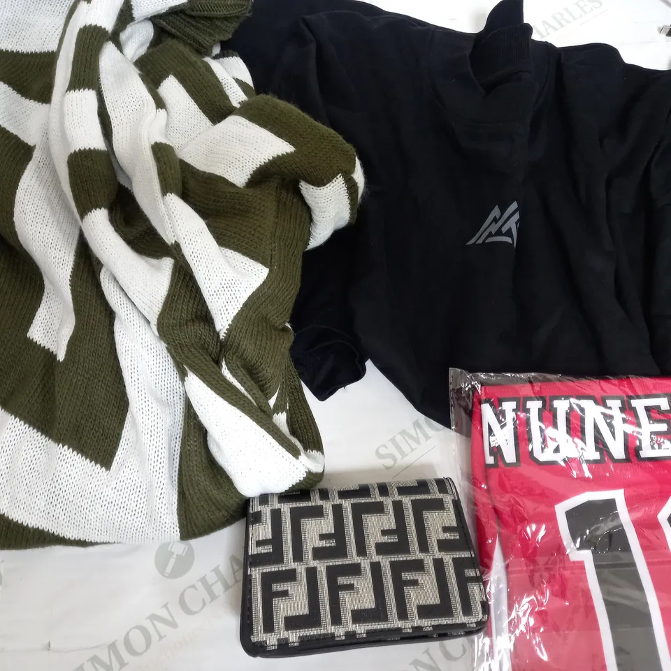 BOX OF APPROXIMATELY 25 ASSORTED CLOTHING ITEMS TO INCUDE - HANDBAG - T-SHIRT - JUMPER ETC