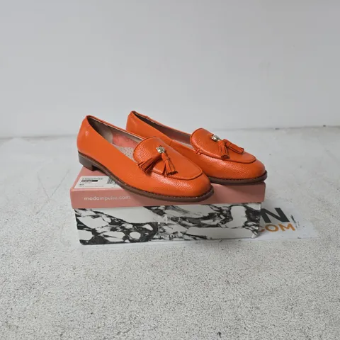 MODA IN PELLE WOMEN'S ORANGE LEATHER LOAFERS WITH TASSEL DETAIL – BOXED UK 7