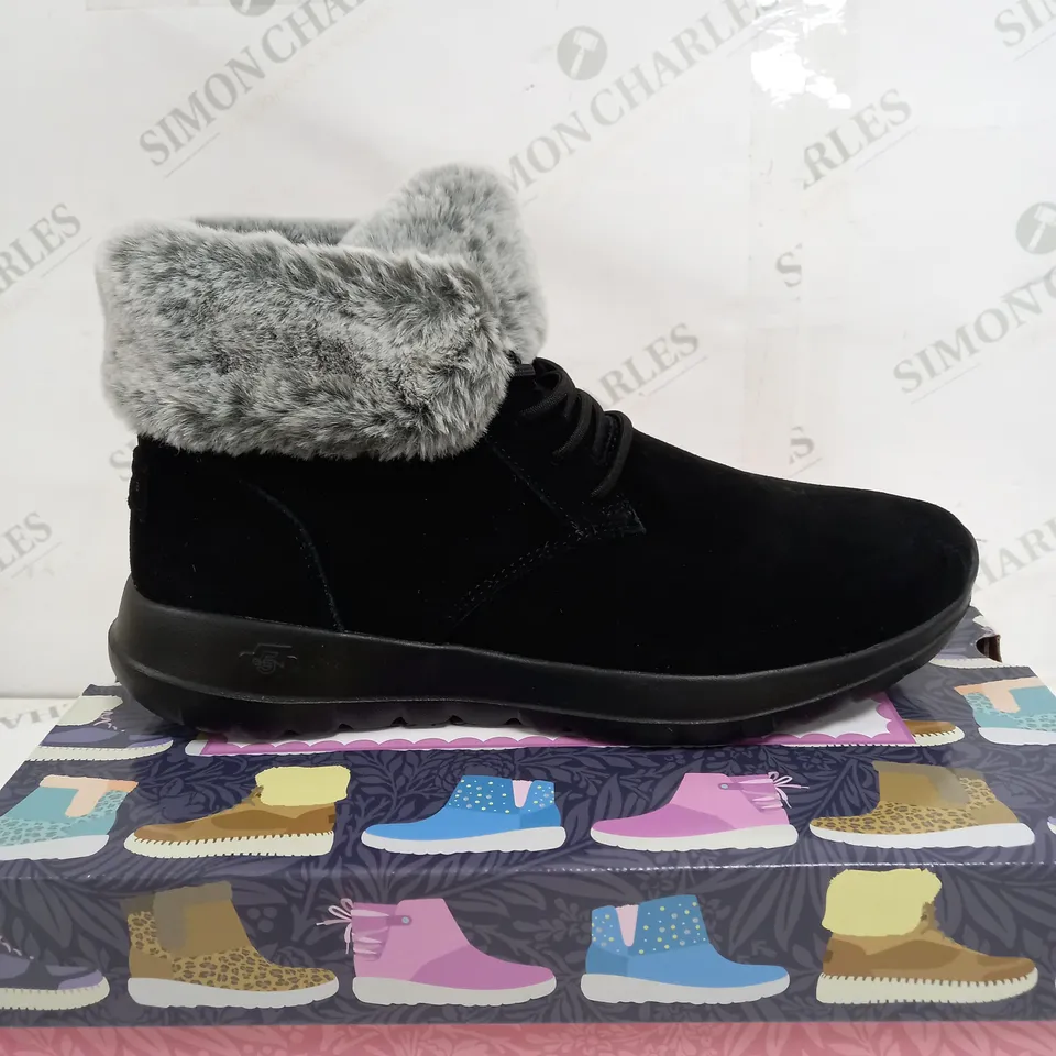 BOXED SKETCHERS GOWALK BOOTS IN BLACK WITH FUR TOP - UK SIZE 7