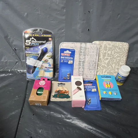 APPROXIMATELY 15 ASSORTED HOUSEHOLD ITEMS TO INCLUDE 5 SECOND FIX LIQUID-PLASTIC WELDING TOOL, REPLACEABLE SAND PAPER, CHESTER ZOO MAGNET, ETC