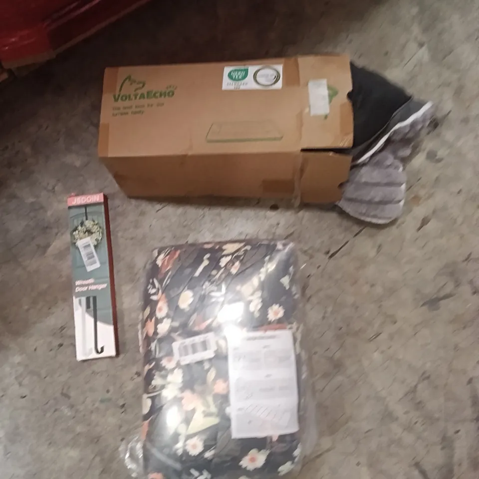 PALLET OF ASSORTED ITEMS INCLUDING - DOG BED, LOUNGE BLOW UP CHAIR, WREATH DOOR HANGER 