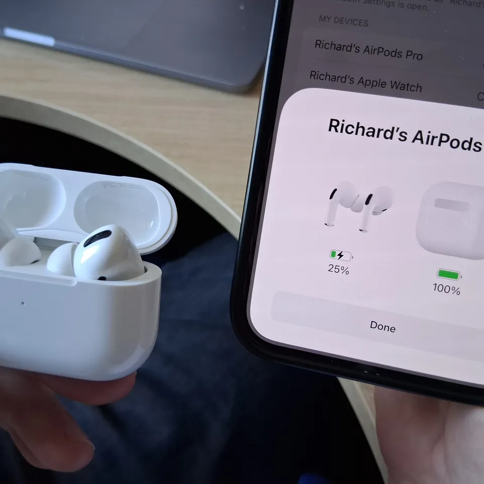 BOXED APPLE AIR POD PRO IN EAR HEADPHONES WITH WIRELESS CHARGING CASE