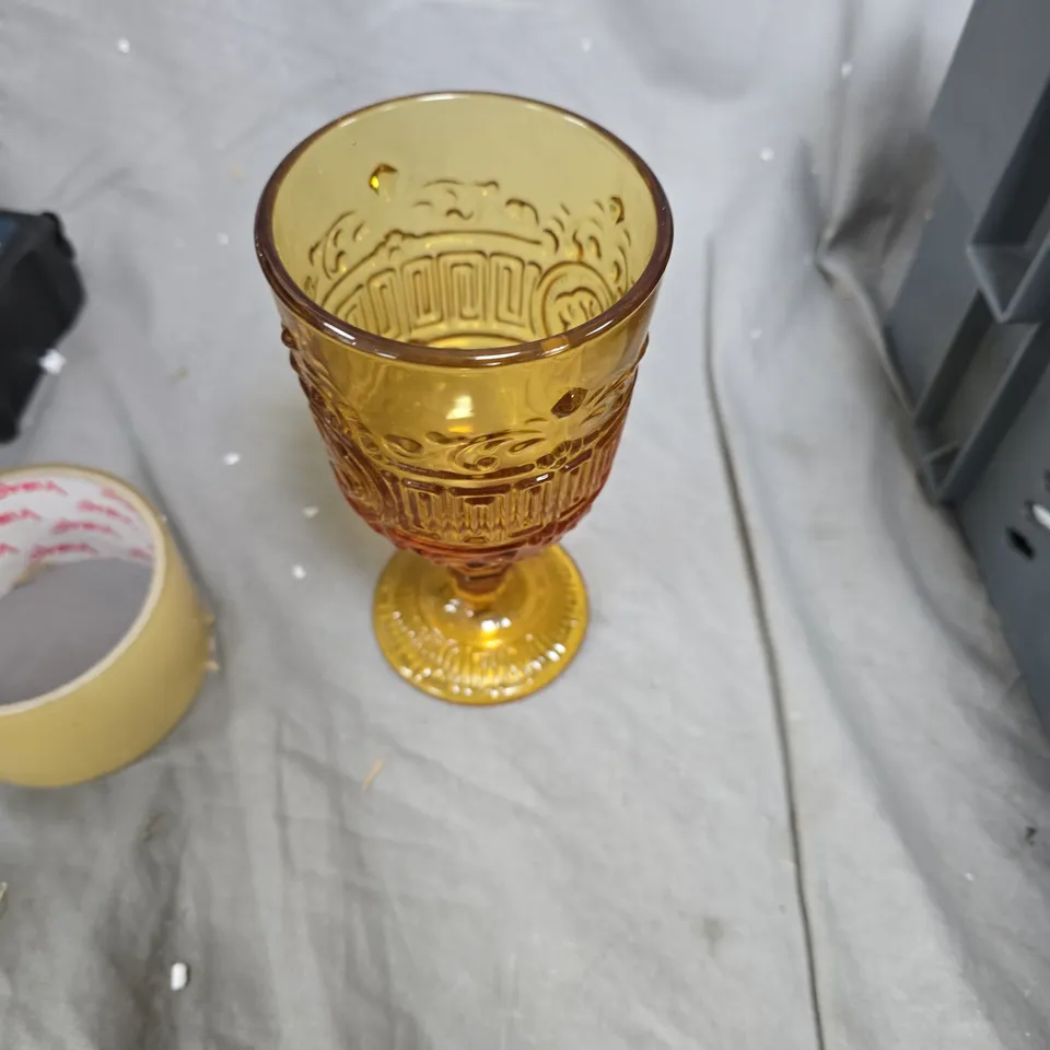 TOTE OF APPROXIMATELY 6 ASSORTED GLASS/CERAMIC ITEMS TO INCLUDE: PAN AND GOBLET 