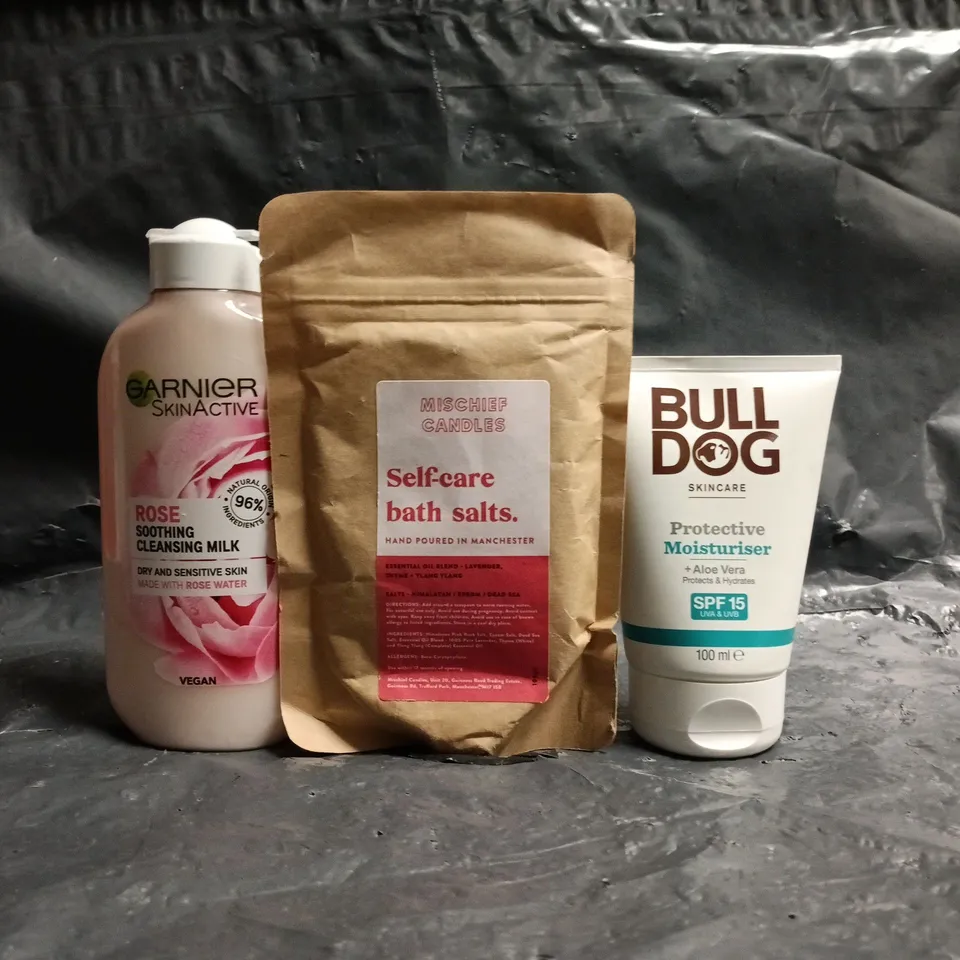 APPROXIMATELY 20 ASSORTED COSMETIC ITEMS TO INCLUDE BULL DOG, GARNIER, ETC - COLLECTION ONLY