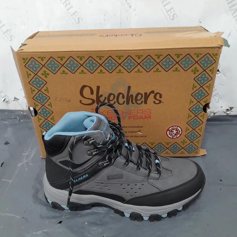 SKETCHERS MEMORY FOAM SIZE 6 GREY/BLUE WALKING BOOTS 