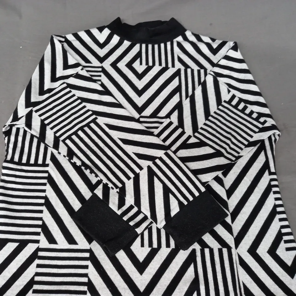 PHASE EIGHT JACQUARD TOP IN BLACK/WHITE SIZE 16