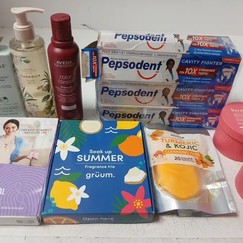 APPROX 10 ASSORTED BEAUTY PRODUCTS TO INCLUDE LIZ EARLE SKIN TONIC, AVEDA SHAMPOO, GRUUM SOAK UP SUMMER SET, ETC