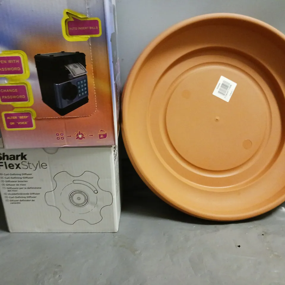 BOX OF APPROXIMATELY 16 ASSORTED ITEMS TO INCLUDE - PLASTIC SAUCER , NUMBER BANK , SHARK FLEX STYLE ETC