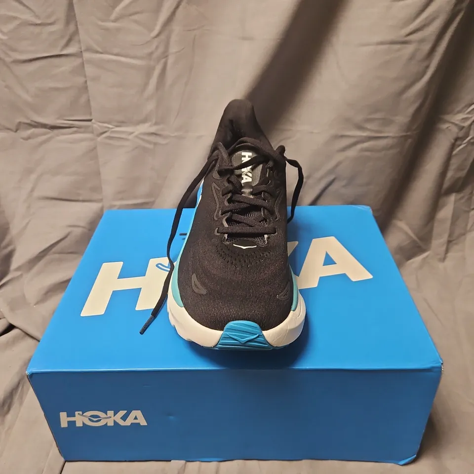 BOXED HOKA ARAHI 7 RUNNING SHOES – MEN'S, UK 8.5, BLACK/TEAL