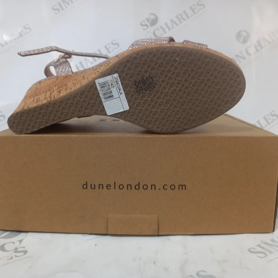 BOXED DUNE LONDON OPEN TOE WEDGE SANDALS IN ROSE GOLD W. GLITTER EFFECT SIZE 7