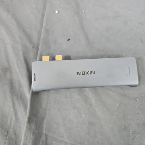 BOX OF APPROXIMATELY 10 ASSORTED ITEMS TO INCLUDE: USB BAR AND NECKLACE