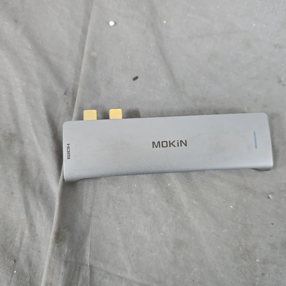 BOX OF APPROXIMATELY 10 ASSORTED ITEMS TO INCLUDE: USB BAR AND NECKLACE