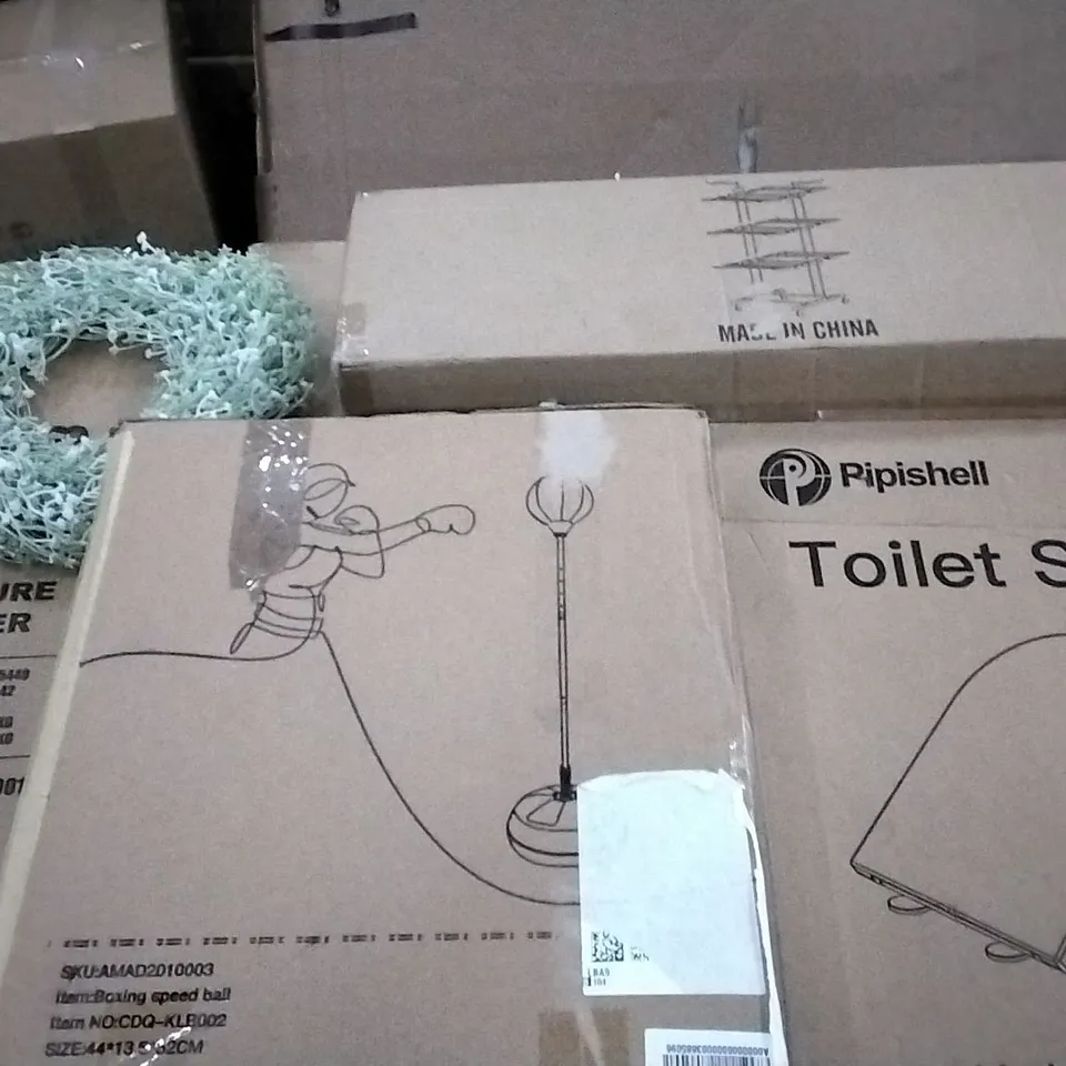 PALLET OF ASSORTED ITEMS INCLUDING A TOILET SEAT , BOXING SPEED BALL , PLASTIC WREATH , DRYING RACK 