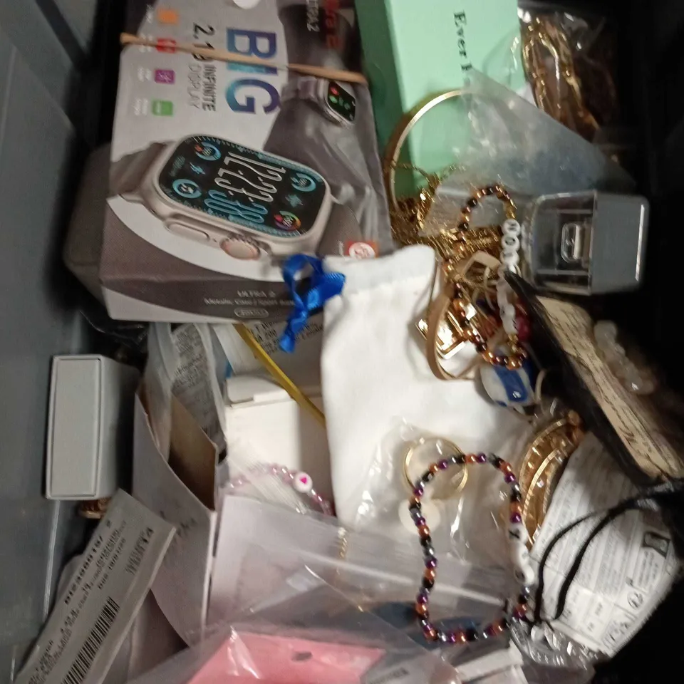 APPROXIMATELY 25 ASSORTED JEWELLERY PRODUCTS TO INCLUDE EARRINGS, NECKLACES, BRACELETS ETC 