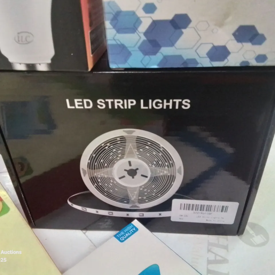 BOX CONTAINING LARGE AMOUNT OF BOXED ELECTRICAL ITEMS TO INCLUDE: HEADPHONES, LAMPS, CHARGING CABLES CHILDREN'S TABLET, SOLAR WIRELESS SECURITY CAMERA AND LOTS MORE 