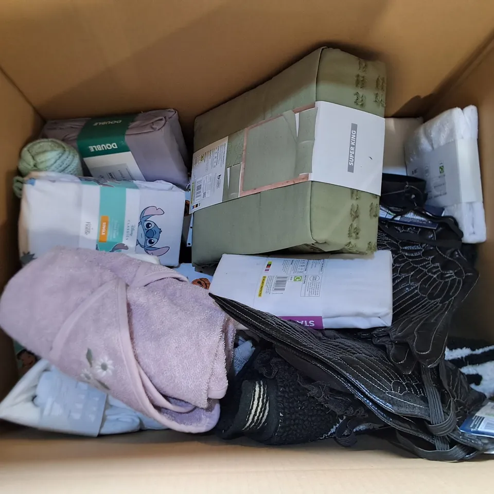 LOT OF APPROXIMATELY 20 ASSORTED BEDDING AND SOFT FURNISHING ITEMS TO INCLUDE MATTRESS PROTECTOR, SHEETS AND HALLOWEEN WINGS