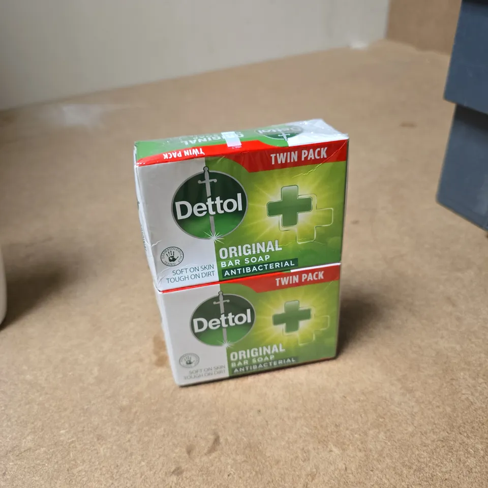 APPROXIMATELY 8 ASSORTED COSMETIC ITEMS INCLUDING SANEX SKIN HEALTH AND DETTOL BAR SOAP 