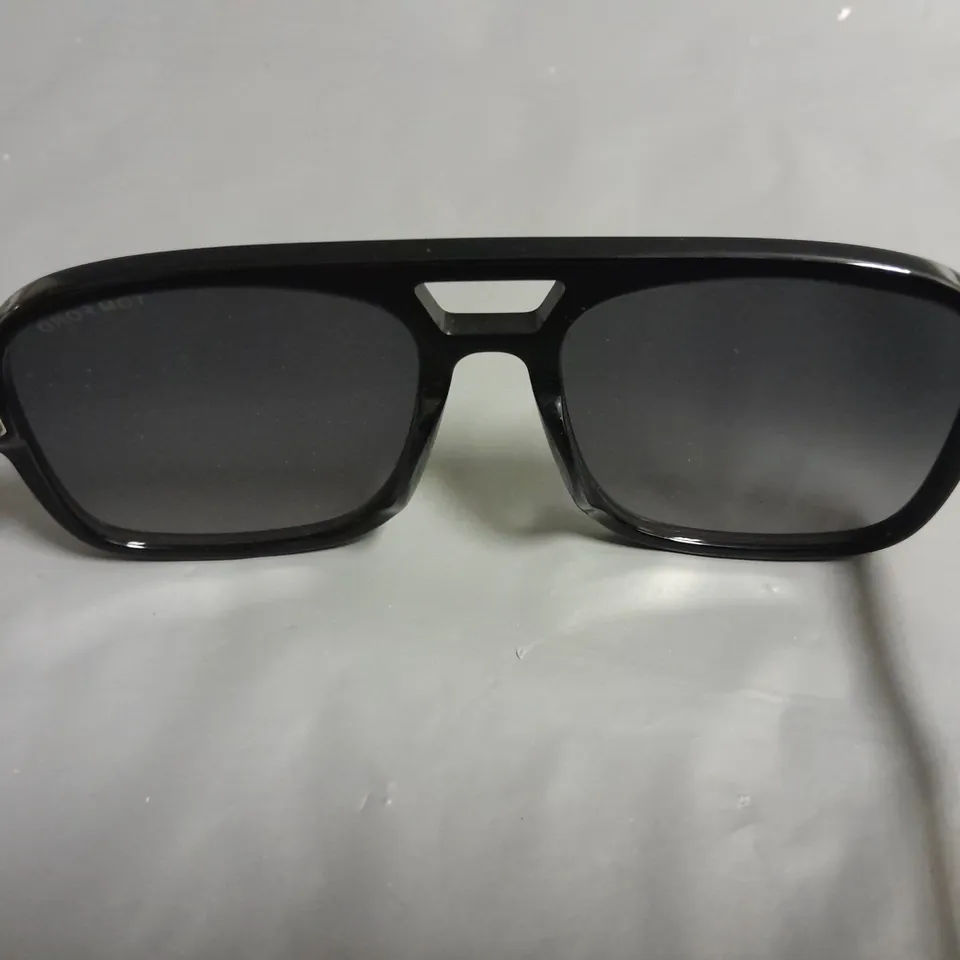 PAIR OF TOM FORD GLASSES IN CASE