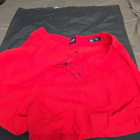 GAP SHORTS IN RED SIZE M