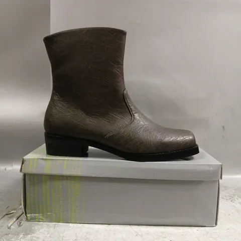 BOXED PAIR OF KOI THE CAVALRY MEN'S HEELED COWBOY BOOTS IN MOCHA FADE SIZE UK 12