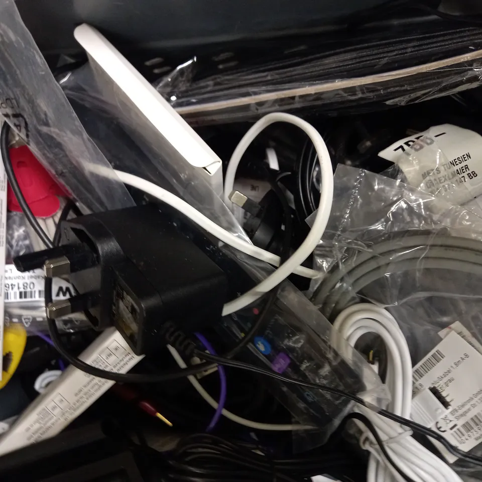 LOT OF APPROXIMATELY 15 ELECTRICAL ITEMS, TO INCLUDE BT CONNECTOR, EARPODS, ETC