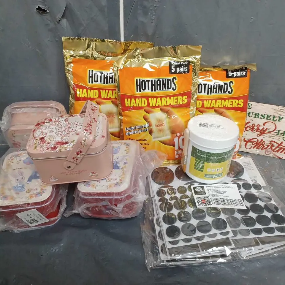 APPROXIMATELY 15 ASSORTED ITEMS TO INCLUDE HOT HANDS HAND WARMERS, ARDELE'S ROSE MANOR FIND YOUR JOY PLATIC TINS