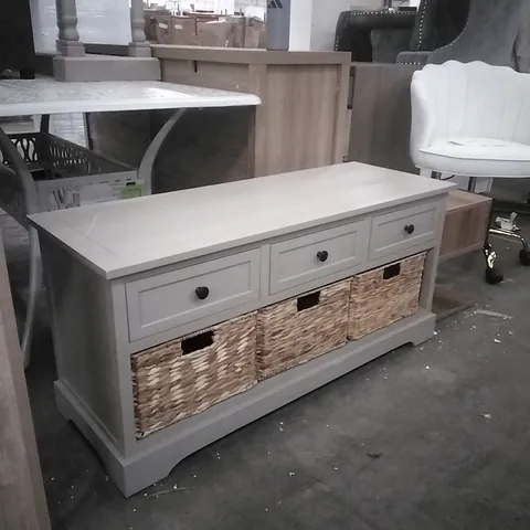 FERNLEAF CLEVEDON, STORAGE BENCH FEATURING A WOODEN FRAME WITH DRAWERS AND REMOVABLE WICKER BASKETS.  - VINTAGE GREY