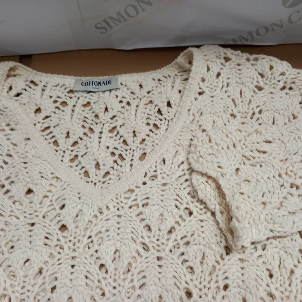 LOT OF APPROXIMATELY 18 TEXTURED KNIT V-NECK JUMPERS - SIZE UNSPECIFIED