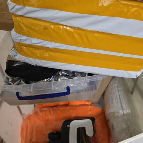CAGE OF APPROXIMATELY 10 ASSORTED HOUSEHOLD ITEMS TO INCLUDE - CLEAR PLASTIC TUB , FOAM GREY WAL PADDING , BLIND ETC